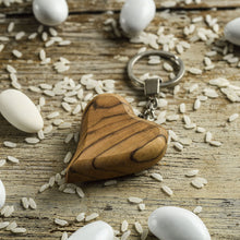Carica l&#39;immagine nel visualizzatore di Gallery, Portachiavi Cuore legno di ulivo
